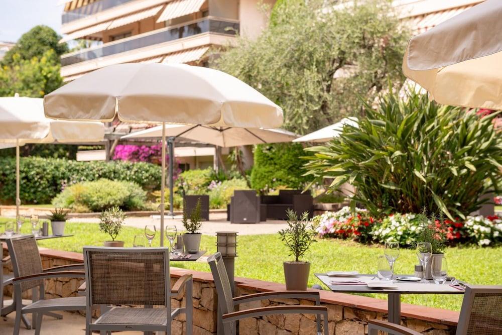 The Originals Boutique, Hotel Les Strelitzias Жуан-ле-Пен Экстерьер фото