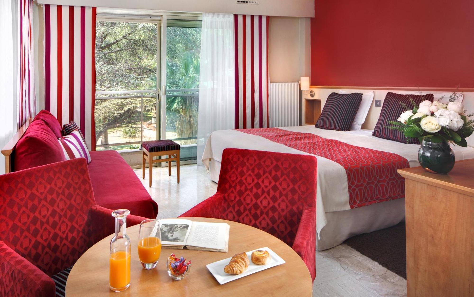The Originals Boutique, Hotel Les Strelitzias Жуан-ле-Пен Экстерьер фото